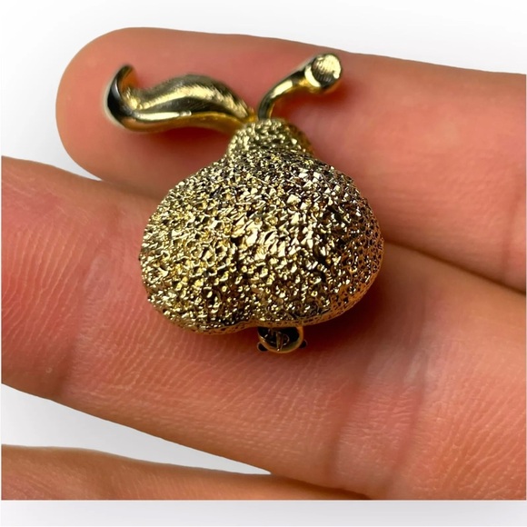 Vintage brooch gold tone textured pear, retro fall brooch Pin - Picture 4 of 8